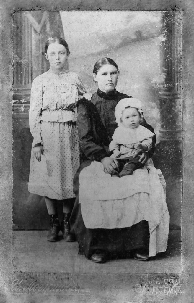 Евдокия Сорокина с дочерью и родственницей. Фото И. Логутов