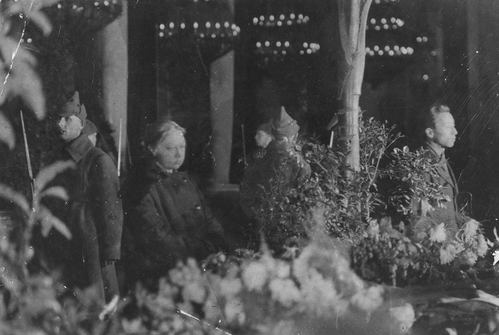 Н. К. Крупская отправляется на похороны В. И. Ленина