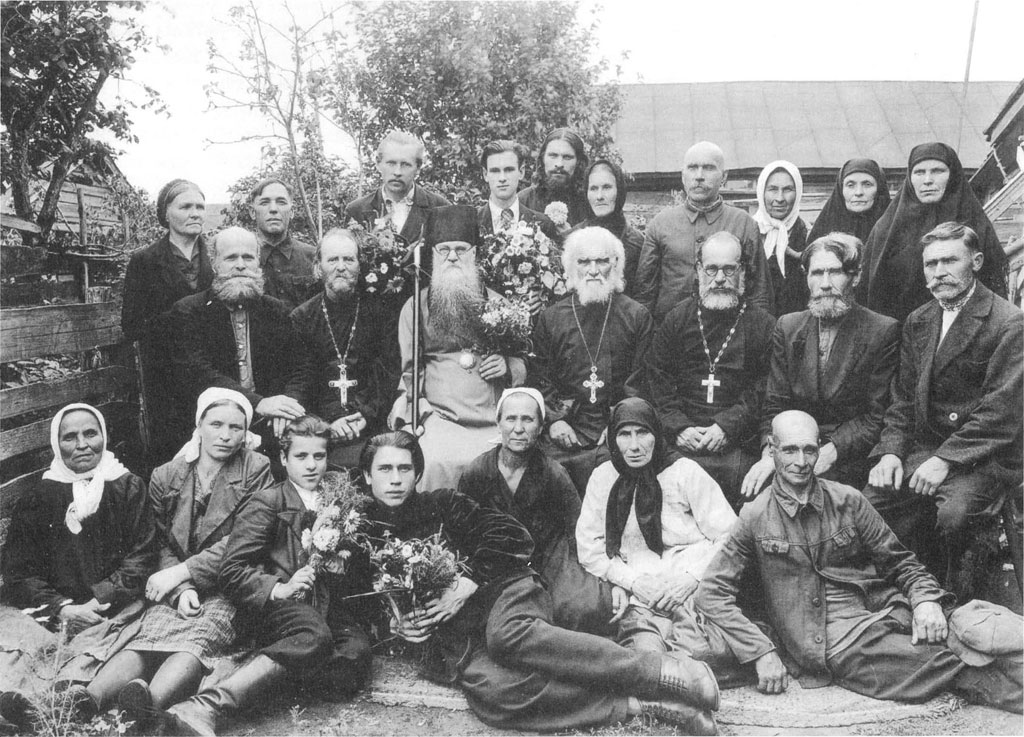 епископ Кирилл и служащие Михайло-Архангельского собора, 1947 год