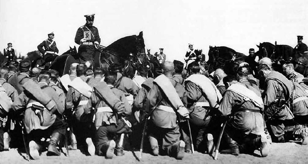 император Николай II благословляет войска святою иконою