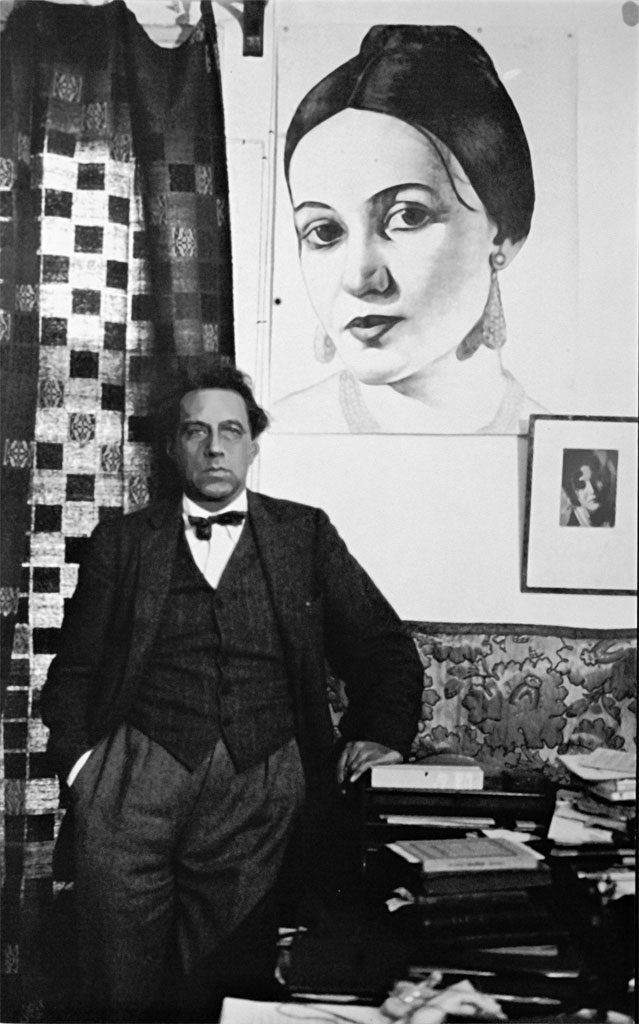 В. Мейерхольд на фоне портрета З. Райх, 1930 год