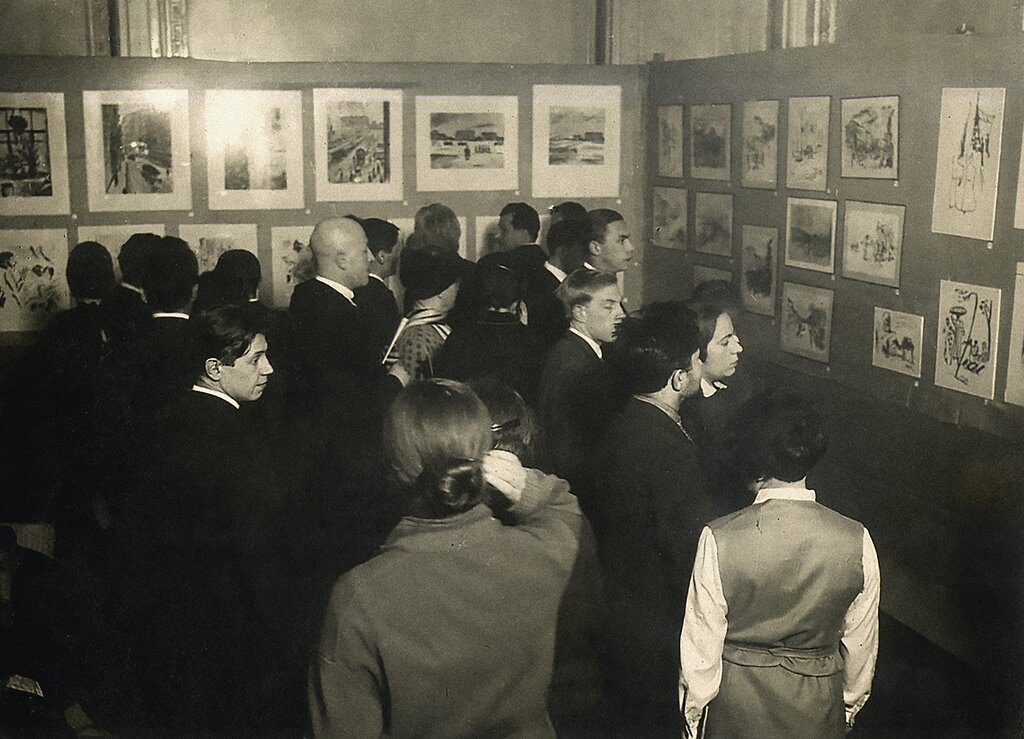 в зале во время открытия первой выставки группы Тринадцать, фото Б. Рыбченков, 17 февраля 1929 года