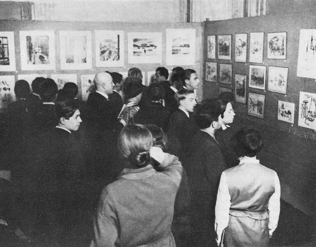 в зале во время открытия первой выставки группы Тринадцать, 1929 год