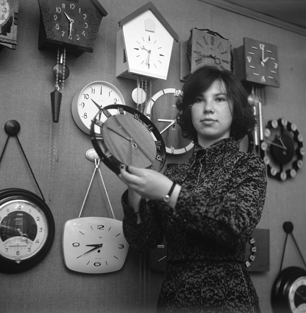 сборщица Г. Шарикова с новыми настенными часами Маяк, 1973 год