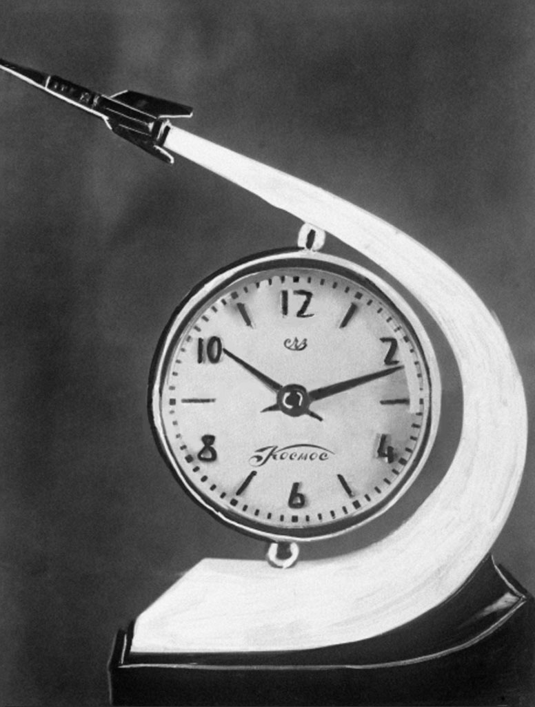 настольные часы Космос, подаренные первому летчику-космонавту СССР, Герою Советского Союза Юрию Алексеевичу Гагарину