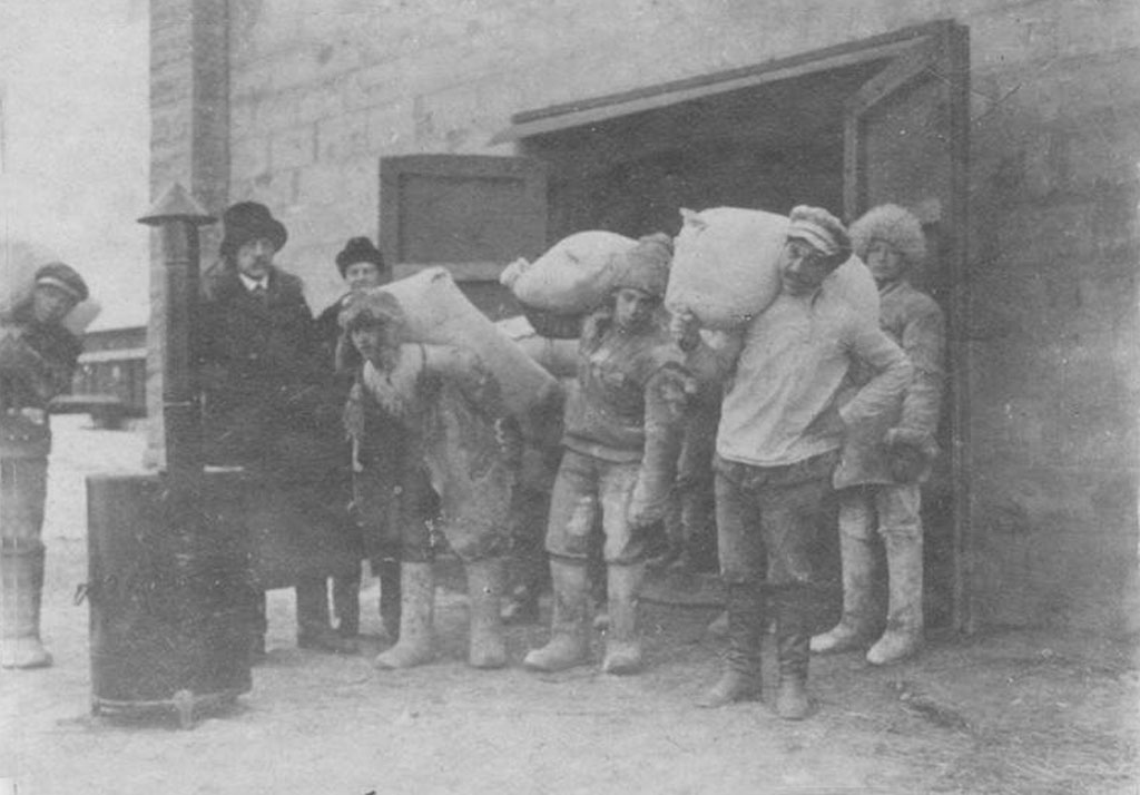 доктор Нансен присутствует на разгрузке пшеницы, 1921 год
