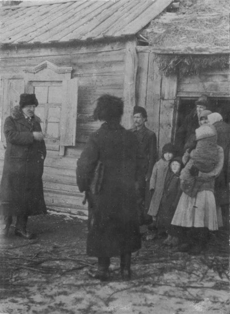 доктор Нансен за беседой с одной из голодающих семей, 1921 год