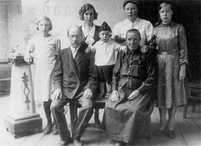 Строитель храма Н. И. Грачев с семьей